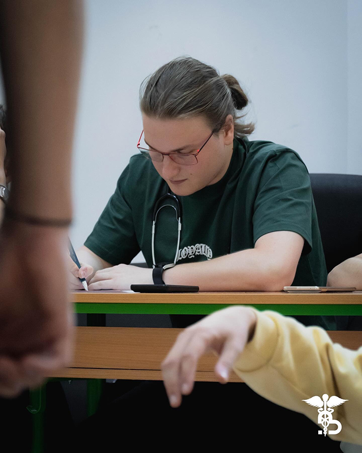 Judge writing notes